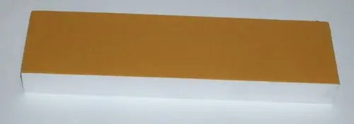 Weißes Rechteck mit einer braunen Oberseite, möglicherweise als Wärmeisolierung für Daikin Produkte verwendet.